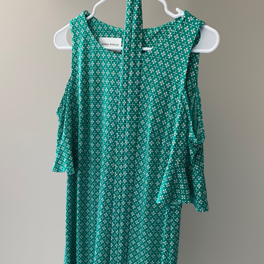 DONNA MORGAN COLD-SHOULDER SHIFT DRESS - Picture 3 of 4